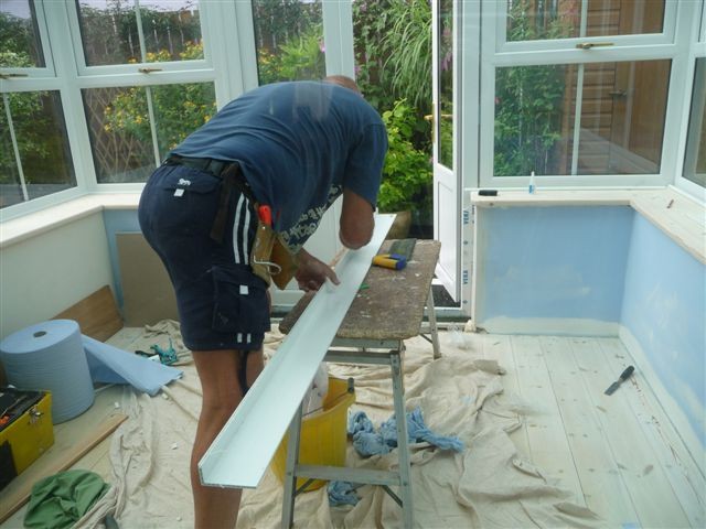 Installer fitting roof components
